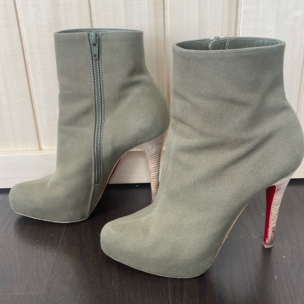 COPY - Christian Louboutin Green Olana fabric Ariella Talon 120 Ankle boots sid…